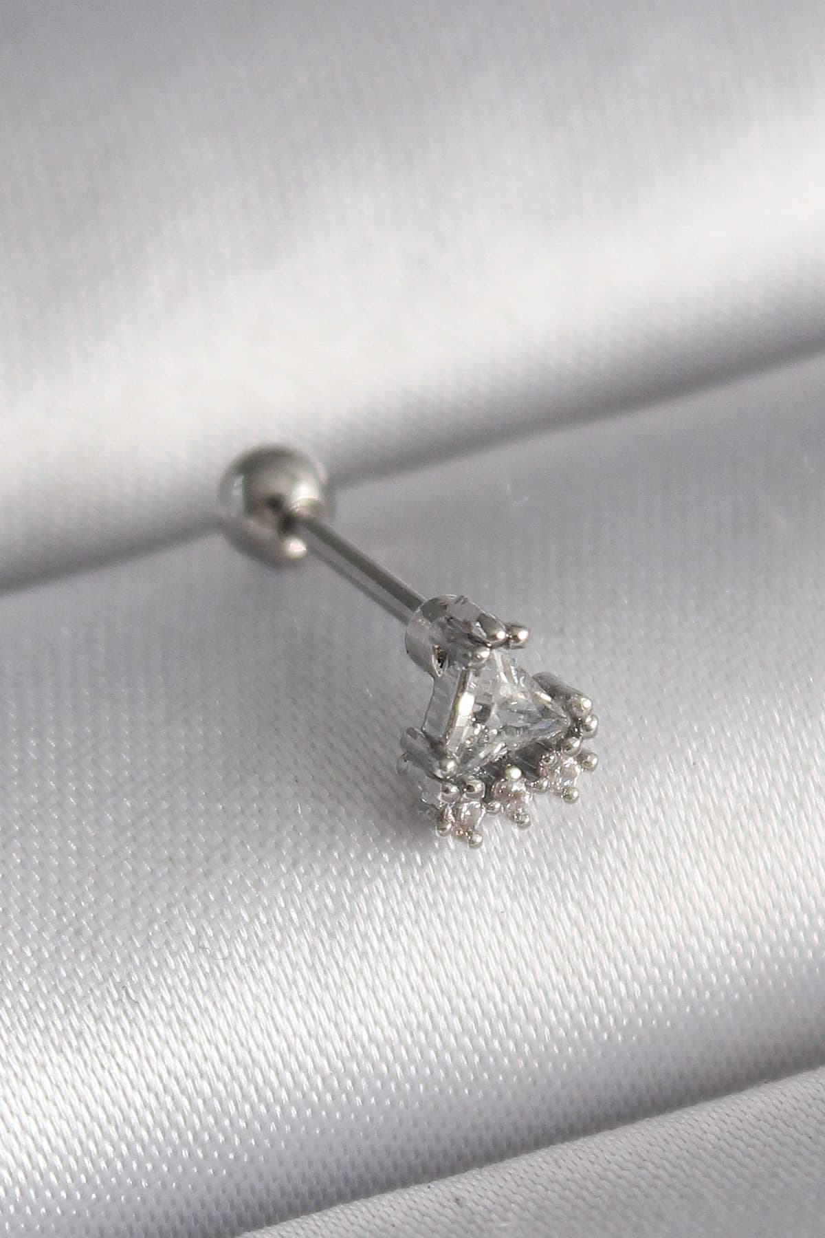 316l-celik-gumus-renk-ucgen-zirkon-tasli-tragus-piercing-1201103