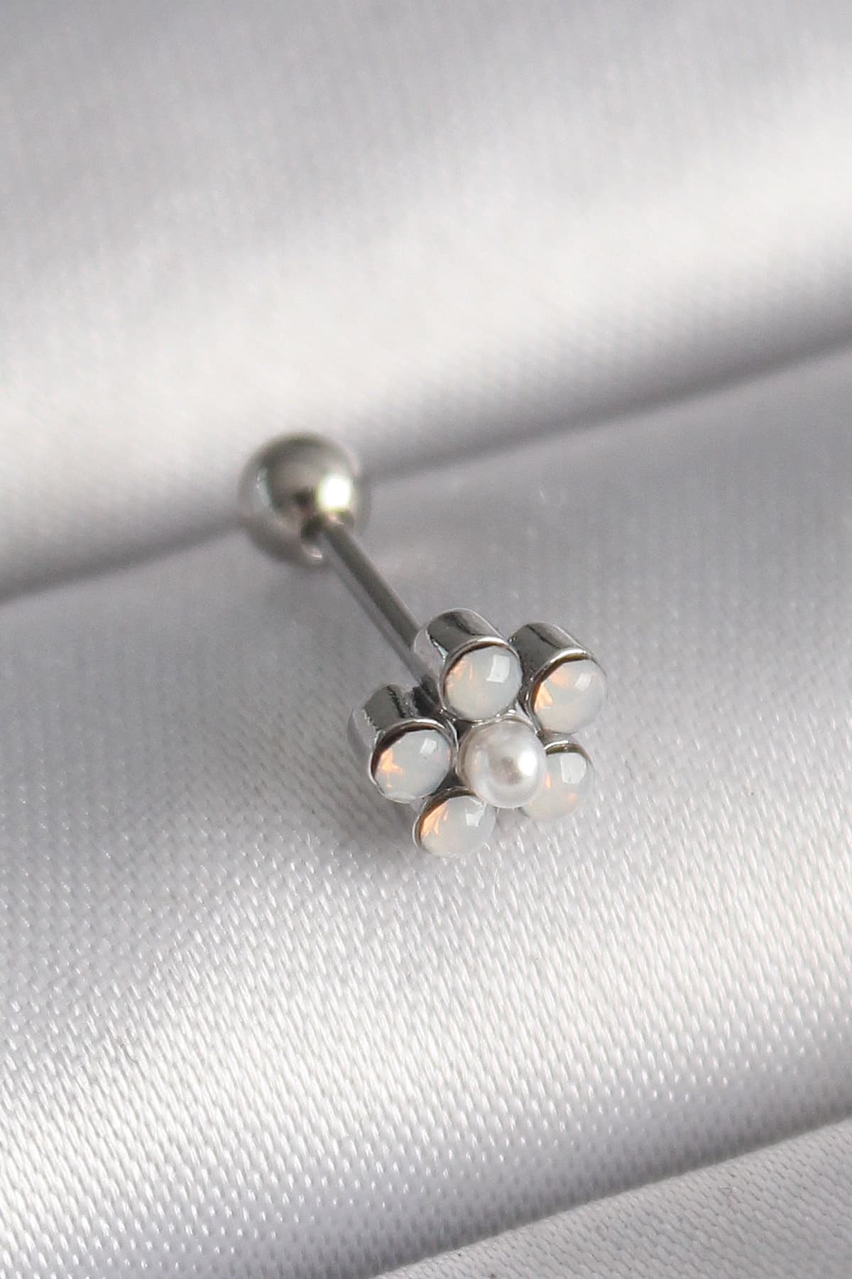 316l-celik-gumus-renk-zirkon-tasli-cicek-model-tragus-piercing-1201147