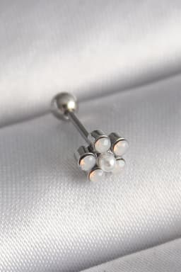 316l-celik-gumus-renk-zirkon-tasli-cicek-model-tragus-piercing-1201147