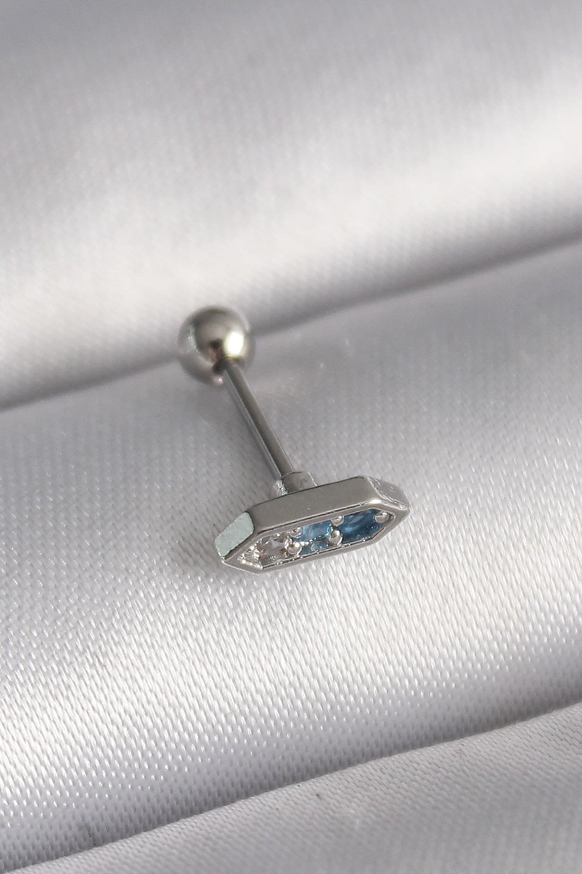 316l-celik-gumus-renk-mavi-zirkon-tasli-tragus-piercing-1201149